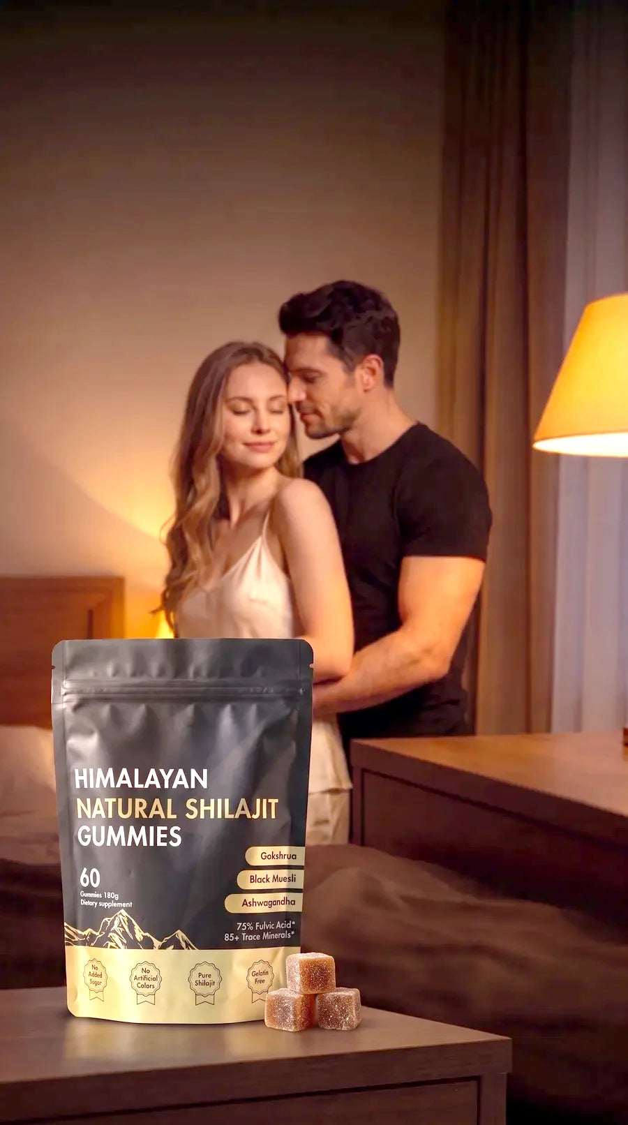 Paar im Schlafzimmer, daneben der Beutel Mer Shilajit Gummies