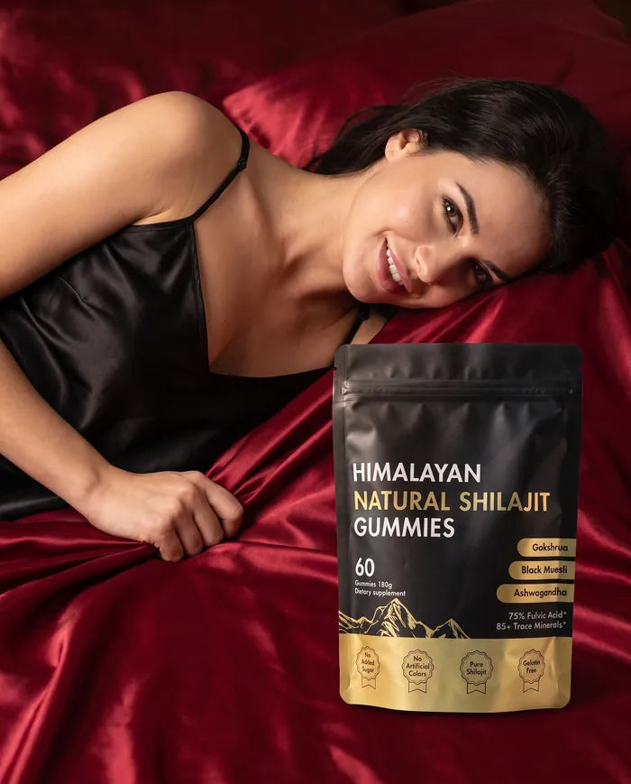 Frau auf rotem Satin mit Mer Shilajit Gummies